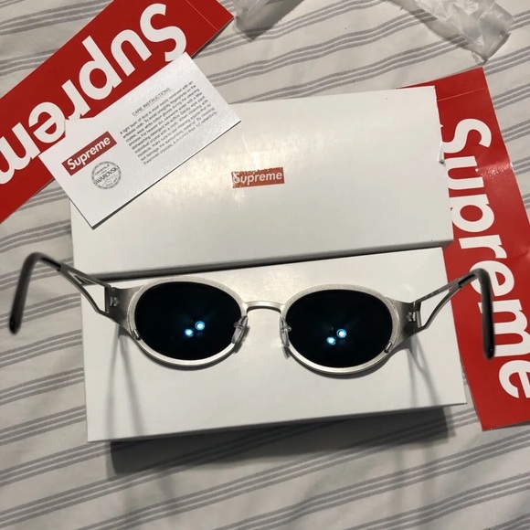 Supreme - Picture 9 of 12